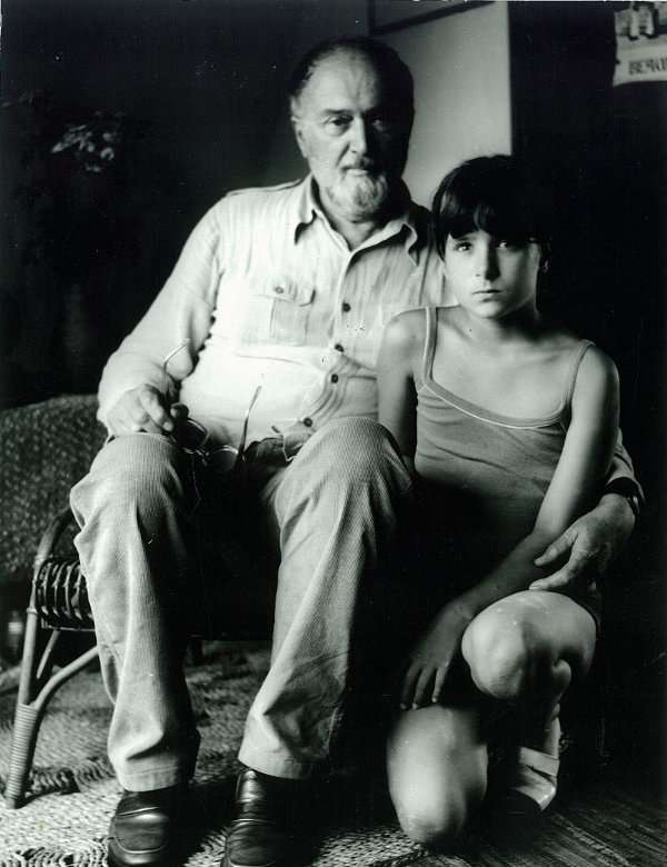 Na chatě s vnučkou Terezií, 1985 | Jaroslav Paur