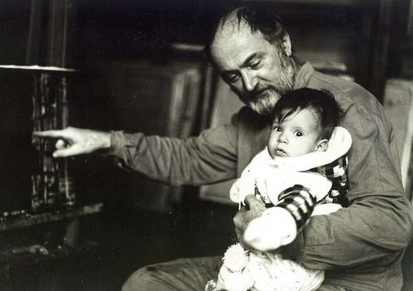 V ateliéru s vnučkou Terezií, 1975 | Jaroslav Paur